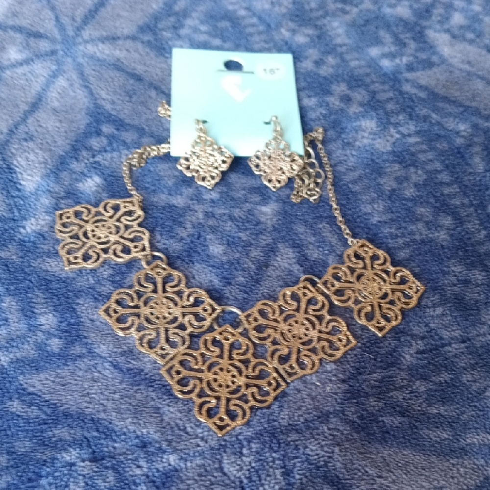 Elegant Gold Filigree Necklace 18" and Earring Set